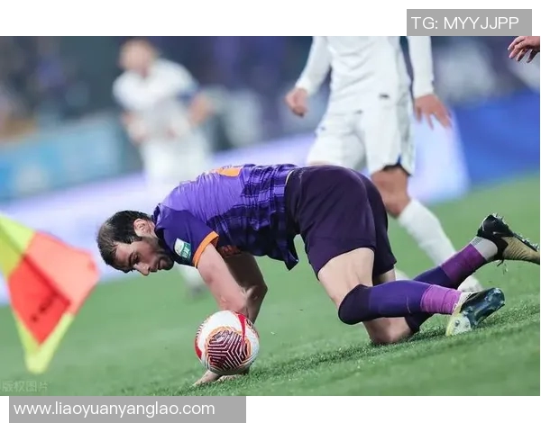 足球明星在赛场上展现幽默一面忍不住笑引发球迷热议