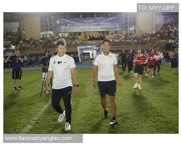 足球明星的慈善行动与日常生活中的温暖瞬间